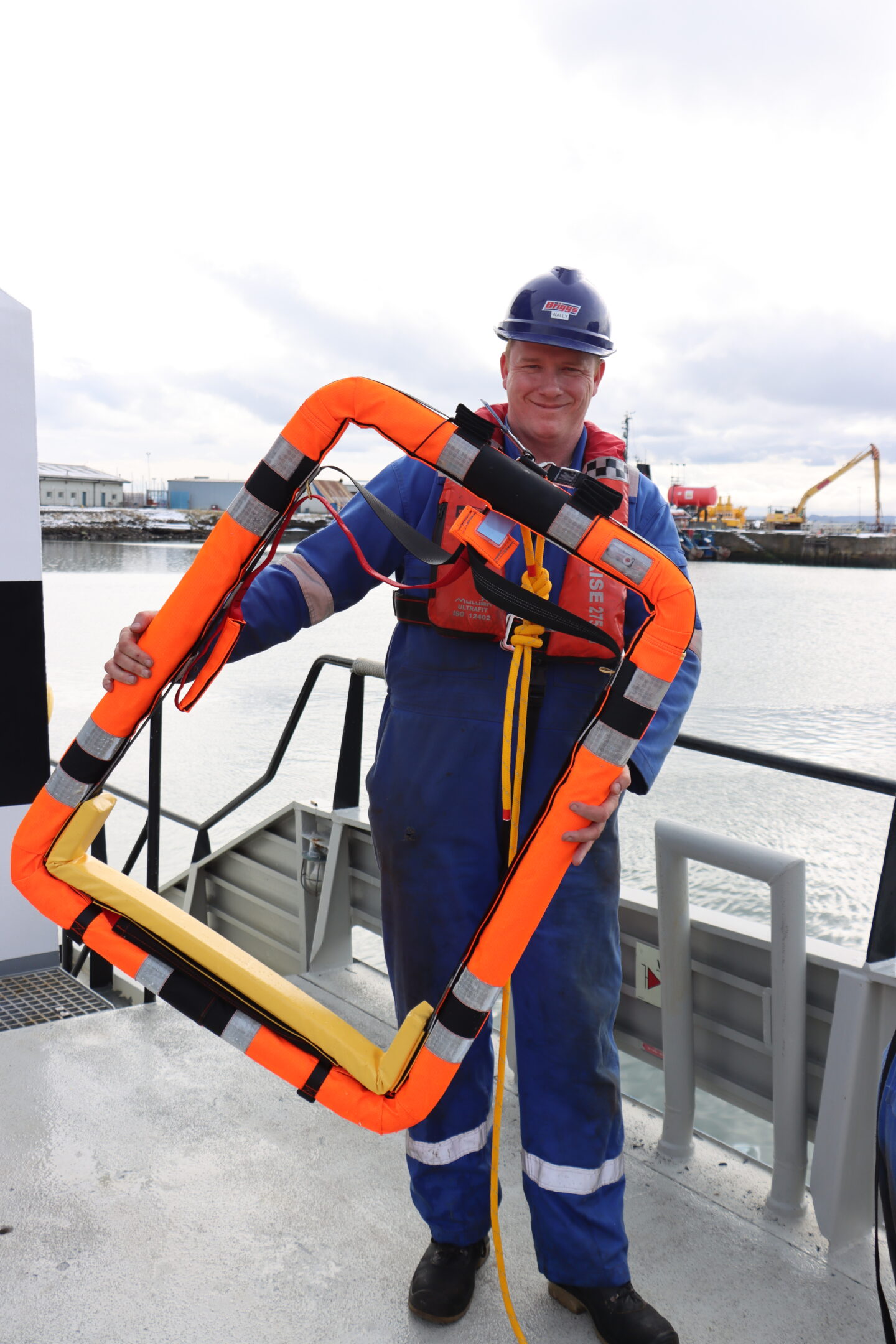 Briggs Marine Employee Demonstrating the QuikSling System